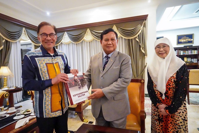 Menhan Prabowo Subianto melakukan kunjungan ke pemimpin oposisi Malaysia Anwar Ibrahim. (Tangkapan Layar via Twitter @anwaribrahim)