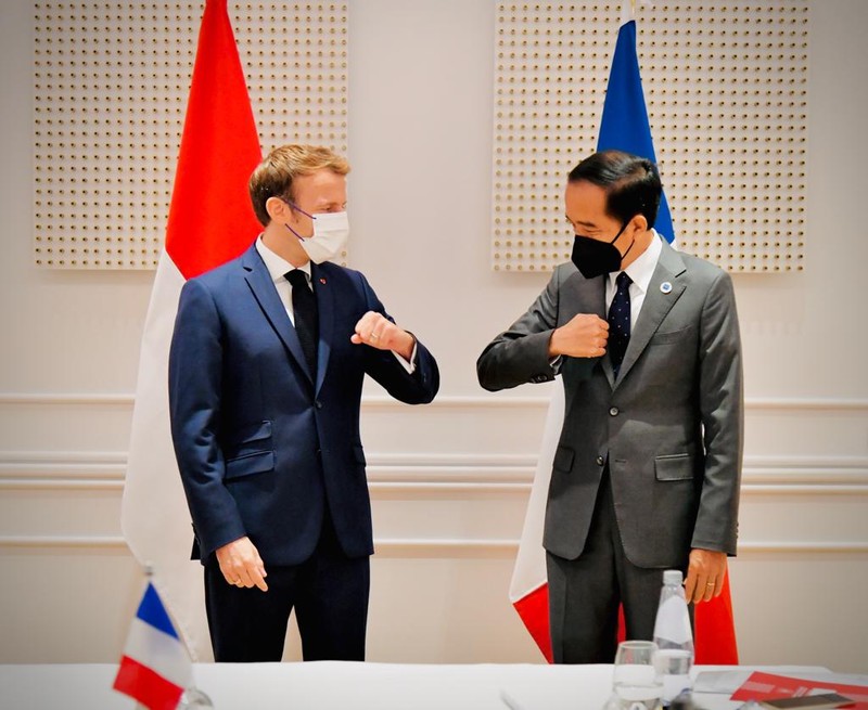 Presiden Jokowi di KTT G20 Italian Prime Minister Mario Draghi greets Indonesia's President Joko Widodo as he arrives for the G20 leaders summit in Rome, Italy October 30, 2021. REUTERS/Guglielmo Mangiapane
