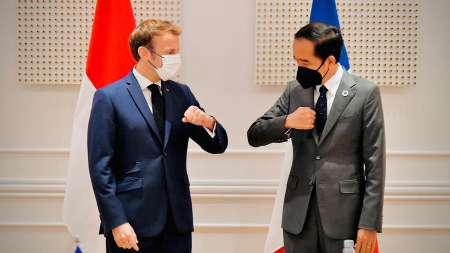 Presiden Joko Widodo melakukan pertemuan bilateral dengan Presiden Perancis Emmanuel Macron, di Hotel Splendide Royal, Roma, sebelum menghadiri KTT G20, Roma, 30 Oktober 2021. (Biro Pers Sekretariat Presiden/Laily Rachev)