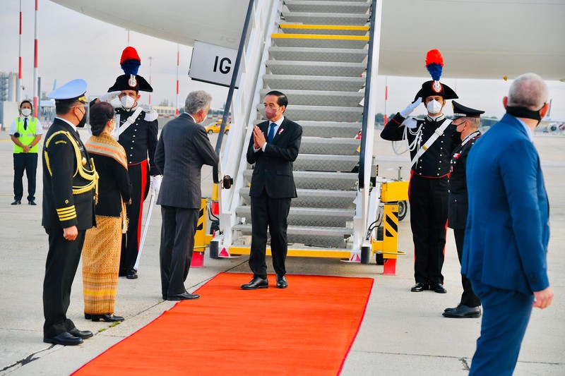 Presiden Joko Widodo Tiba di Italia dalam rangka kunjungan kerja. (Biro Pers Sekretariat Presiden/Laily Rachev) Presiden Joko Widodo Tiba di Italia dalam rangka kunjungan kerja. (Biro Pers Sekretariat Presiden/Laily Rachev)