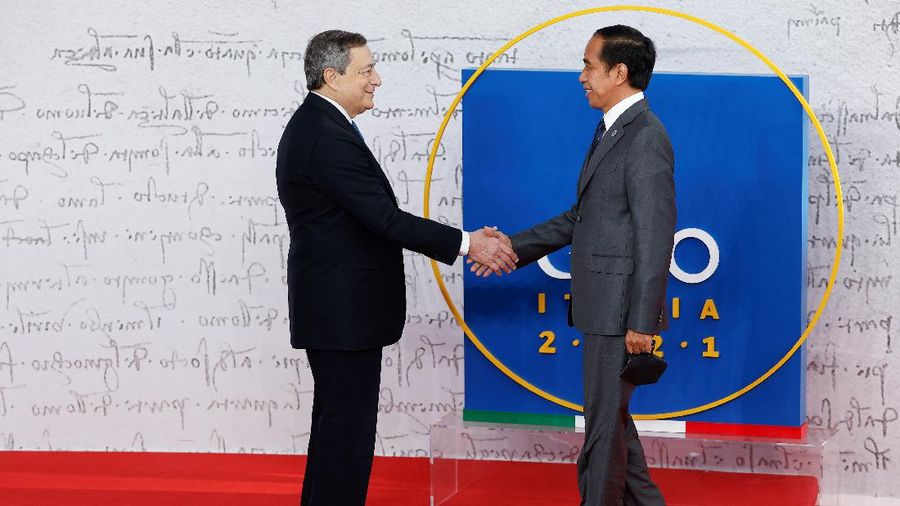 Italian Prime Minister Mario Draghi greets Indonesia's President Joko Widodo as he arrives for the G20 leaders summit in Rome, Italy October 30, 2021. REUTERS/Guglielmo Mangiapane