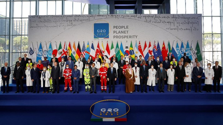 Presiden Jokowi di KTT G20 Roma World leaders stand with Italian medical team as they gather for the official family photograph on day one of the G20 leaders summit at the convention center of La Nuvola, in Rome, October 30, 2021. Ludovic Marin/Pool via REUTERS