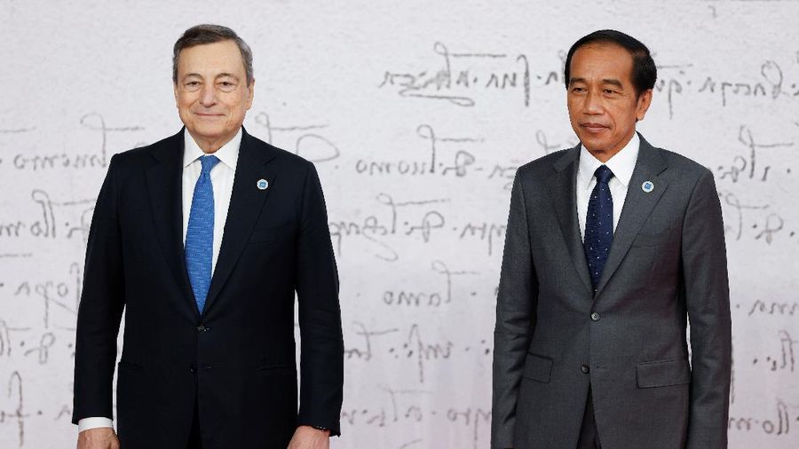 Italian Prime Minister Mario Draghi poses with Indonesia's President Joko Widodo as he arrives for the G20 leaders summit in Rome, Italy October 30, 2021. REUTERS/Guglielmo Mangiapane
