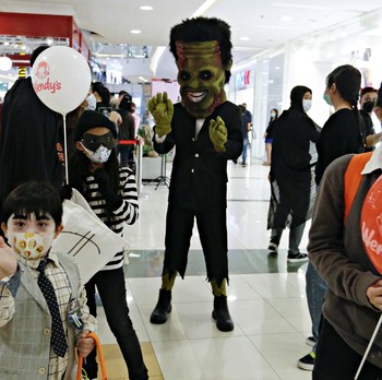 Halloween! 'Setan-setan' Berkeliaran di Mal Jakarta