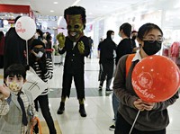 Halloween! 'Setan-setan' Berkeliaran di Mal Jakarta