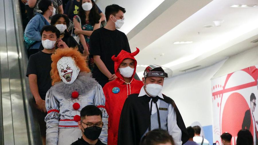 A participant wearing a costume walks on the bridge during a parade and costume competition ahead of Halloween at a shopping mall in Jakarta, Indonesia, October 30, 2021. REUTERS/Ajeng Dinar Ulfiana