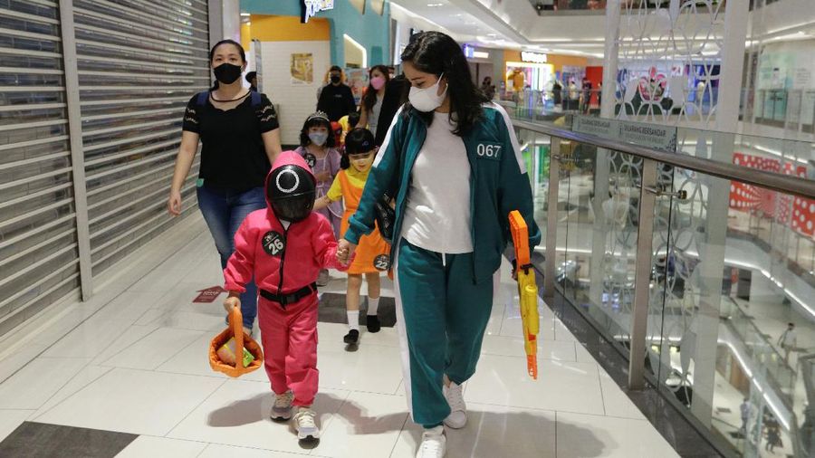 A participant wearing a costume walks on the bridge during a parade and costume competition ahead of Halloween at a shopping mall in Jakarta, Indonesia, October 30, 2021. REUTERS/Ajeng Dinar Ulfiana