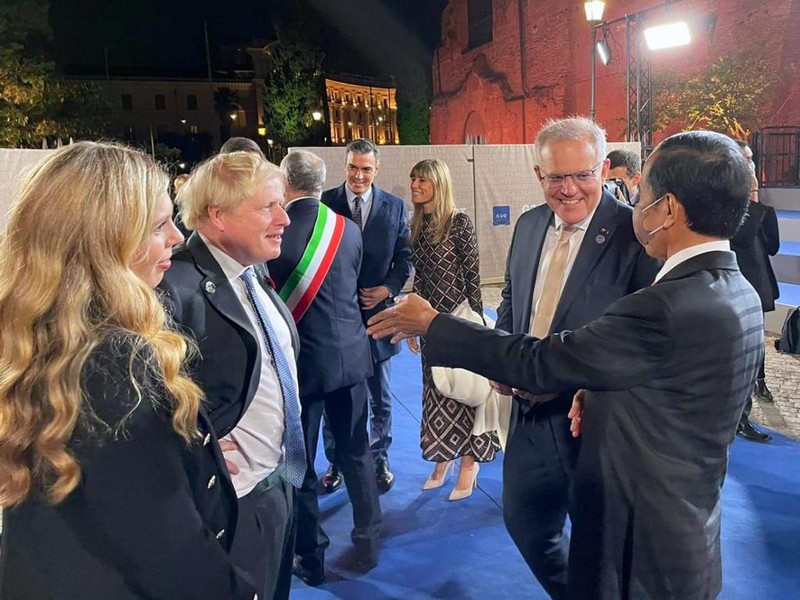Presiden Jokowi bersama pemimpin negara G20 menghadiri pertunjukan kebudayaan sebelum pelaksanaan jamuan makan malam resmi oleh Presiden Italia, Roma, 30 Oktober 2021. (Biro Pers Sekretariat Presiden) Presiden Jokowi bersama pemimpin negara G20 menghadiri pertunjukan kebudayaan sebelum pelaksanaan jamuan makan malam resmi oleh Presiden Italia, Roma, 30 Oktober 2021. (Biro Pers Sekretariat Presiden)