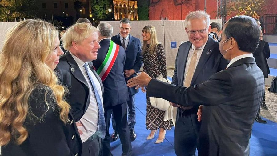 Presiden Jokowi bersama pemimpin negara G20 menghadiri pertunjukan kebudayaan sebelum pelaksanaan jamuan makan malam resmi oleh Presiden Italia, Roma, 30 Oktober 2021. (Biro Pers Sekretariat Presiden)
