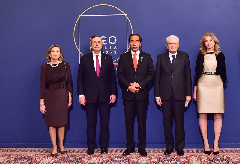Presiden Jokowi bersama pemimpin negara G20 menghadiri pertunjukan kebudayaan sebelum pelaksanaan jamuan makan malam resmi oleh Presiden Italia, Roma, 30 Oktober 2021. (Biro Pers Sekretariat Presiden) Presiden Jokowi bersama pemimpin negara G20 menghadiri pertunjukan kebudayaan sebelum pelaksanaan jamuan makan malam resmi oleh Presiden Italia, Roma, 30 Oktober 2021. (Biro Pers Sekretariat Presiden)