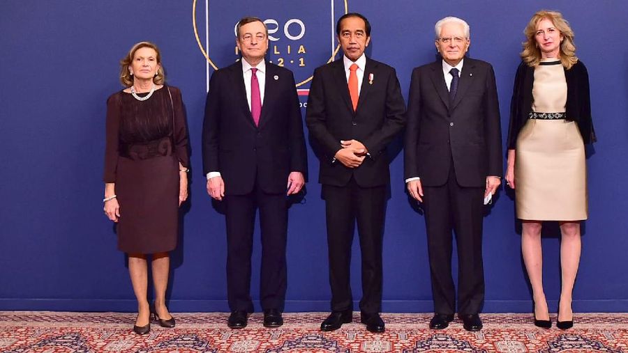 Presiden Jokowi bersama pemimpin negara G20 menghadiri pertunjukan kebudayaan sebelum pelaksanaan jamuan makan malam resmi oleh Presiden Italia, Roma, 30 Oktober 2021. (Biro Pers Sekretariat Presiden)