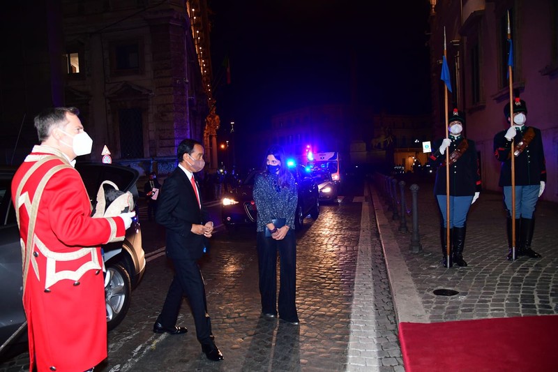 Presiden Jokowi bersama pemimpin negara G20 menghadiri pertunjukan kebudayaan sebelum pelaksanaan jamuan makan malam resmi oleh Presiden Italia, Roma, 30 Oktober 2021. (Biro Pers Sekretariat Presiden) Presiden Jokowi bersama pemimpin negara G20 menghadiri pertunjukan kebudayaan sebelum pelaksanaan jamuan makan malam resmi oleh Presiden Italia, Roma, 30 Oktober 2021. (Biro Pers Sekretariat Presiden)