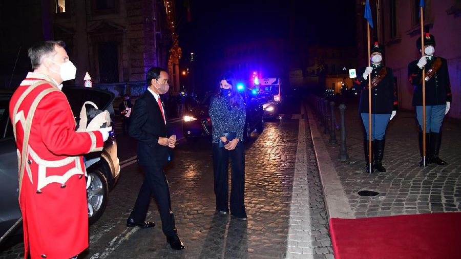 Presiden Jokowi bersama pemimpin negara G20 menghadiri pertunjukan kebudayaan sebelum pelaksanaan jamuan makan malam resmi oleh Presiden Italia, Roma, 30 Oktober 2021. (Biro Pers Sekretariat Presiden)