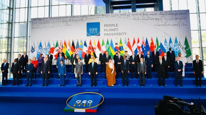 Tiba di La Nuvola, Presiden Jokowi Ikuti Foto Bersama dan Sesi KTT G20 ( Laily Rachev - Biro Pers Sekretariat Presiden)
