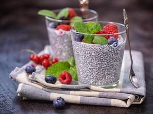 Cara Terbaik Konsumsi Chia Seed: Mana Lebih Unggul, Campur Air atau Yogurt?