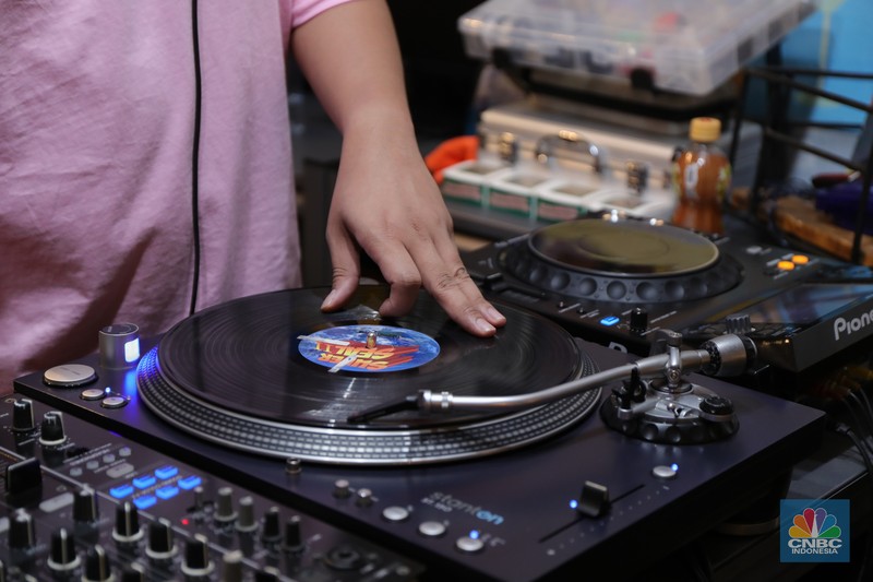 Pengunjung memilih piringan hitam di sebuah toko musik Paper Pot Record di kawasan Blok M, Jakarta, Senin (1/11/2021). Toko tersebut menjual koleksi piringan hitam yang diproduksi pada tahun 1950-an dengan harga Rp75 ribu hingga Rp200 ribu per keping, totalnya dengan koleksi sekitar 10.000 pirangan hitam. Toko piringan hitam di Jakarta yang masih tergolong baru ini terletak di dalam Blok M Plaza lantai 4, Bulungan, Jakarta Selatan. Menggunakan strategi cheapo box dimana puluhan rak berisi piringan hitam bekas dijual satuan hanya seharga 75rb, Paper Pot Records bisa menjadi pilihan kamu yang penasaran sama piringan hitam dan ingin membeli piringan hitam pertama untuk dikoleksi. Menurut pemilik, Ardi (31) selain ratusan piringan hitam murah, Paper Pot juga menjual beberapa piringan hitam yang tergolong langka dengan harga yang cukup miring untuk genre hip hop, rock, dan jazz