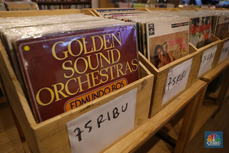 Pengunjung memilih piringan hitam di sebuah toko musik Paper Pot Record di kawasan Blok M, Jakarta, Senin (1/11/2021). Toko tersebut menjual koleksi piringan hitam yang diproduksi pada tahun 1950-an dengan harga Rp75 ribu hingga Rp200 ribu per keping, totalnya dengan koleksi sekitar 10.000 pirangan hitam. Toko piringan hitam di Jakarta yang masih tergolong baru ini terletak di dalam Blok M Plaza lantai 4, Bulungan, Jakarta Selatan. Menggunakan strategi cheapo box dimana puluhan rak berisi piringan hitam bekas dijual satuan hanya seharga 75rb, Paper Pot Records bisa menjadi pilihan kamu yang penasaran sama piringan hitam dan ingin membeli piringan hitam pertama untuk dikoleksi. Menurut pemilik, Ardi (31) selain ratusan piringan hitam murah, Paper Pot juga menjual beberapa piringan hitam yang tergolong langka dengan harga yang cukup miring untuk genre hip hop, rock, dan jazz