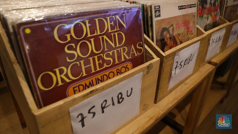 Pengunjung memilih piringan hitam di sebuah toko musik Paper Pot Record di kawasan Blok M, Jakarta, Senin (1/11/2021). Toko tersebut menjual koleksi piringan hitam yang diproduksi pada tahun 1950-an dengan harga Rp75 ribu hingga Rp200 ribu per keping, totalnya dengan koleksi sekitar 10.000 pirangan hitam. Toko piringan hitam di Jakarta yang masih tergolong baru ini terletak di dalam Blok M Plaza lantai 4, Bulungan, Jakarta Selatan. Menggunakan strategi cheapo box dimana puluhan rak berisi piringan hitam bekas dijual satuan hanya seharga 75rb, Paper Pot Records bisa menjadi pilihan kamu yang penasaran sama piringan hitam dan ingin membeli piringan hitam pertama untuk dikoleksi. Menurut pemilik, Ardi (31) selain ratusan piringan hitam murah, Paper Pot juga menjual beberapa piringan hitam yang tergolong langka dengan harga yang cukup miring untuk genre hip hop, rock, dan jazz
