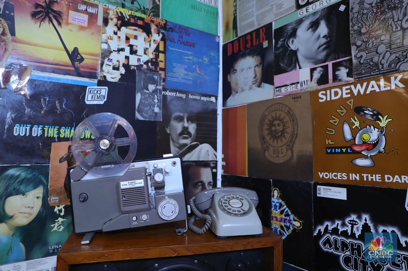 Pengunjung memilih piringan hitam di sebuah toko musik Paper Pot Record di kawasan Blok M, Jakarta, Senin (1/11/2021). Toko tersebut menjual koleksi piringan hitam yang diproduksi pada tahun 1950-an dengan harga Rp75 ribu hingga Rp200 ribu per keping, totalnya dengan koleksi sekitar 10.000 pirangan hitam. Toko piringan hitam di Jakarta yang masih tergolong baru ini terletak di dalam Blok M Plaza lantai 4, Bulungan, Jakarta Selatan. Menggunakan strategi cheapo box dimana puluhan rak berisi piringan hitam bekas dijual satuan hanya seharga 75rb, Paper Pot Records bisa menjadi pilihan kamu yang penasaran sama piringan hitam dan ingin membeli piringan hitam pertama untuk dikoleksi. Menurut pemilik, Ardi (31) selain ratusan piringan hitam murah, Paper Pot juga menjual beberapa piringan hitam yang tergolong langka dengan harga yang cukup miring untuk genre hip hop, rock, dan jazz
