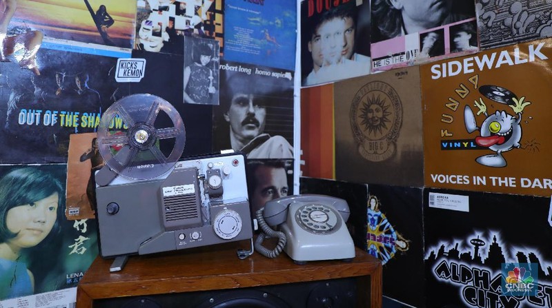 Pengunjung memilih piringan hitam di sebuah toko musik Paper Pot Record di kawasan Blok M, Jakarta, Senin (1/11/2021). Toko tersebut menjual koleksi piringan hitam yang diproduksi pada tahun 1950-an dengan harga Rp75 ribu hingga Rp200 ribu per keping, totalnya dengan koleksi sekitar 10.000 pirangan hitam. Toko piringan hitam di Jakarta yang masih tergolong baru ini terletak di dalam Blok M Plaza lantai 4, Bulungan, Jakarta Selatan. Menggunakan strategi cheapo box dimana puluhan rak berisi piringan hitam bekas dijual satuan hanya seharga 75rb, Paper Pot Records bisa menjadi pilihan kamu yang penasaran sama piringan hitam dan ingin membeli piringan hitam pertama untuk dikoleksi. Menurut pemilik, Ardi (31) selain ratusan piringan hitam murah, Paper Pot juga menjual beberapa piringan hitam yang tergolong langka dengan harga yang cukup miring untuk genre hip hop, rock, dan jazz