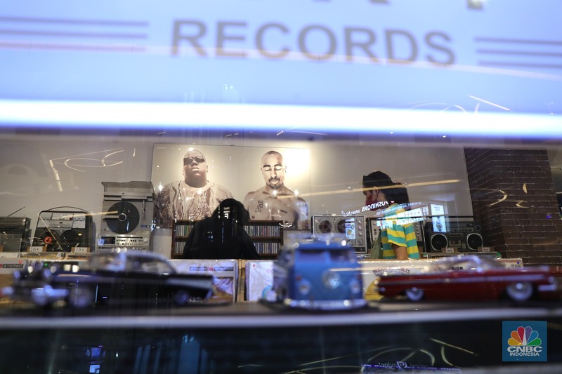 Penjualan Piringan Hitam Pengunjung memilih piringan hitam di sebuah toko musik Paper Pot Record di kawasan Blok M, Jakarta, Senin (1/11/2021). Toko tersebut menjual koleksi piringan hitam yang diproduksi pada tahun 1950-an dengan harga Rp75 ribu hingga Rp200 ribu per keping, totalnya dengan koleksi sekitar 10.000 pirangan hitam. Toko piringan hitam di Jakarta yang masih tergolong baru ini terletak di dalam Blok M Plaza lantai 4, Bulungan, Jakarta Selatan. Menggunakan strategi cheapo box dimana puluhan rak berisi piringan hitam bekas dijual satuan hanya seharga 75rb, Paper Pot Records bisa menjadi pilihan kamu yang penasaran sama piringan hitam dan ingin membeli piringan hitam pertama untuk dikoleksi. Menurut pemilik, Ardi (31) selain ratusan piringan hitam murah, Paper Pot juga menjual beberapa piringan hitam yang tergolong langka dengan harga yang cukup miring untuk genre hip hop, rock, dan jazz
