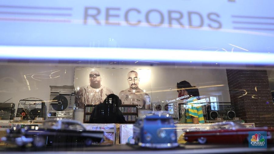 Pengunjung memilih piringan hitam di sebuah toko musik Paper Pot Record di kawasan Blok M, Jakarta, Senin (1/11/2021). Toko tersebut menjual koleksi piringan hitam yang diproduksi pada tahun 1950-an dengan harga Rp75 ribu hingga Rp200 ribu per keping, totalnya dengan koleksi sekitar 10.000 pirangan hitam. Toko piringan hitam di Jakarta yang masih tergolong baru ini terletak di dalam Blok M Plaza lantai 4, Bulungan, Jakarta Selatan. Menggunakan strategi cheapo box dimana puluhan rak berisi piringan hitam bekas dijual satuan hanya seharga 75rb, Paper Pot Records bisa menjadi pilihan kamu yang penasaran sama piringan hitam dan ingin membeli piringan hitam pertama untuk dikoleksi. Menurut pemilik, Ardi (31) selain ratusan piringan hitam murah, Paper Pot juga menjual beberapa piringan hitam yang tergolong langka dengan harga yang cukup miring untuk genre hip hop, rock, dan jazz