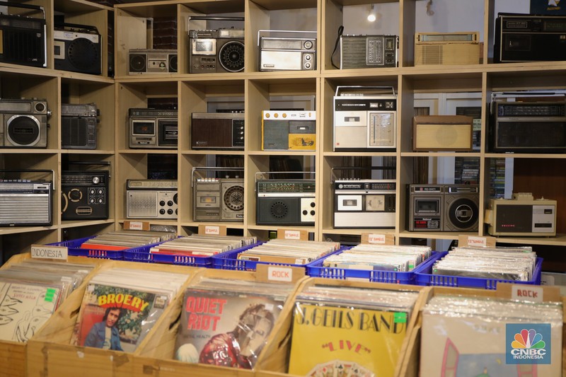 Pengunjung memilih piringan hitam di sebuah toko musik Paper Pot Record di kawasan Blok M, Jakarta, Senin (1/11/2021). Toko tersebut menjual koleksi piringan hitam yang diproduksi pada tahun 1950-an dengan harga Rp75 ribu hingga Rp200 ribu per keping, totalnya dengan koleksi sekitar 10.000 pirangan hitam. Toko piringan hitam di Jakarta yang masih tergolong baru ini terletak di dalam Blok M Plaza lantai 4, Bulungan, Jakarta Selatan. Menggunakan strategi cheapo box dimana puluhan rak berisi piringan hitam bekas dijual satuan hanya seharga 75rb, Paper Pot Records bisa menjadi pilihan kamu yang penasaran sama piringan hitam dan ingin membeli piringan hitam pertama untuk dikoleksi. Menurut pemilik, Ardi (31) selain ratusan piringan hitam murah, Paper Pot juga menjual beberapa piringan hitam yang tergolong langka dengan harga yang cukup miring untuk genre hip hop, rock, dan jazz