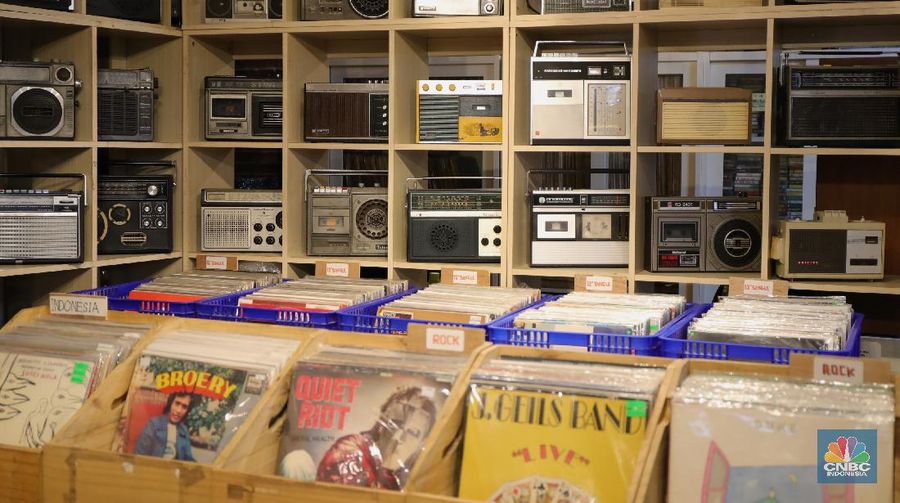 Pengunjung memilih piringan hitam di sebuah toko musik Paper Pot Record di kawasan Blok M, Jakarta, Senin (1/11/2021). Toko tersebut menjual koleksi piringan hitam yang diproduksi pada tahun 1950-an dengan harga Rp75 ribu hingga Rp200 ribu per keping, totalnya dengan koleksi sekitar 10.000 pirangan hitam. Toko piringan hitam di Jakarta yang masih tergolong baru ini terletak di dalam Blok M Plaza lantai 4, Bulungan, Jakarta Selatan. Menggunakan strategi cheapo box dimana puluhan rak berisi piringan hitam bekas dijual satuan hanya seharga 75rb, Paper Pot Records bisa menjadi pilihan kamu yang penasaran sama piringan hitam dan ingin membeli piringan hitam pertama untuk dikoleksi. Menurut pemilik, Ardi (31) selain ratusan piringan hitam murah, Paper Pot juga menjual beberapa piringan hitam yang tergolong langka dengan harga yang cukup miring untuk genre hip hop, rock, dan jazz