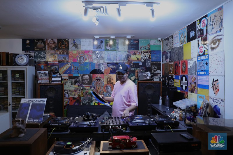 Pengunjung memilih piringan hitam di sebuah toko musik Paper Pot Record di kawasan Blok M, Jakarta, Senin (1/11/2021). Toko tersebut menjual koleksi piringan hitam yang diproduksi pada tahun 1950-an dengan harga Rp75 ribu hingga Rp200 ribu per keping, totalnya dengan koleksi sekitar 10.000 pirangan hitam. Toko piringan hitam di Jakarta yang masih tergolong baru ini terletak di dalam Blok M Plaza lantai 4, Bulungan, Jakarta Selatan. Menggunakan strategi cheapo box dimana puluhan rak berisi piringan hitam bekas dijual satuan hanya seharga 75rb, Paper Pot Records bisa menjadi pilihan kamu yang penasaran sama piringan hitam dan ingin membeli piringan hitam pertama untuk dikoleksi. Menurut pemilik, Ardi (31) selain ratusan piringan hitam murah, Paper Pot juga menjual beberapa piringan hitam yang tergolong langka dengan harga yang cukup miring untuk genre hip hop, rock, dan jazz