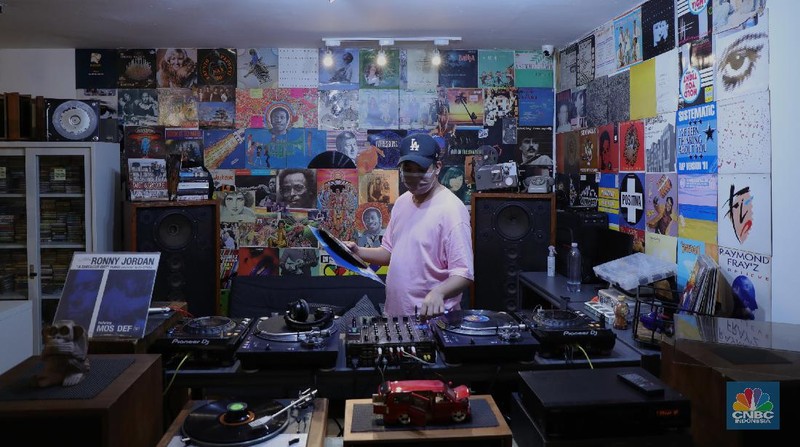 Pengunjung memilih piringan hitam di sebuah toko musik Paper Pot Record di kawasan Blok M, Jakarta, Senin (1/11/2021). Toko tersebut menjual koleksi piringan hitam yang diproduksi pada tahun 1950-an dengan harga Rp75 ribu hingga Rp200 ribu per keping, totalnya dengan koleksi sekitar 10.000 pirangan hitam. Toko piringan hitam di Jakarta yang masih tergolong baru ini terletak di dalam Blok M Plaza lantai 4, Bulungan, Jakarta Selatan. Menggunakan strategi cheapo box dimana puluhan rak berisi piringan hitam bekas dijual satuan hanya seharga 75rb, Paper Pot Records bisa menjadi pilihan kamu yang penasaran sama piringan hitam dan ingin membeli piringan hitam pertama untuk dikoleksi. Menurut pemilik, Ardi (31) selain ratusan piringan hitam murah, Paper Pot juga menjual beberapa piringan hitam yang tergolong langka dengan harga yang cukup miring untuk genre hip hop, rock, dan jazz