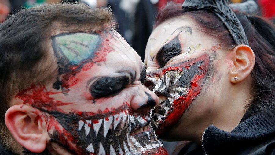 People wearing costumes wait in the rain to enter the Official Salem Witches' Halloween Ball in Salem, Massachusetts, U.S., October 30, 2021.   REUTERS/Reba Saldanha     TPX IMAGES OF THE DAY