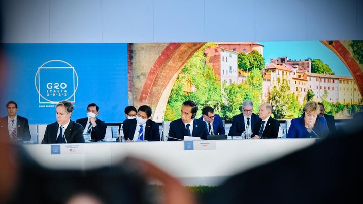 Presiden Joko Widodo (Jokowi) dan Managing Director IMF, Kristalina Giorgieva di hari kedua penyelenggaraan KTT G20 di Roma, Italia Presiden Joko Widodo (Jokowi) dan Managing Director IMF, Kristalina Giorgieva di hari kedua penyelenggaraan KTT G20 di Roma, Italia. (Biro Pers Sekretariat Presiden/Laily Rachev)