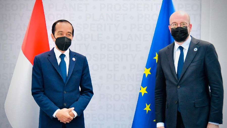 Presiden Joko Widodo mengadakan pertemuan bilateral dengan Presiden Dewan Eropa, Charles Michel, di sela-sela KTT G20 di La Nuvola, Roma, Italia, pada Minggu, 31 Oktober 2021. (Biro Pers Sekretariat Presiden/Laily Rachev)
