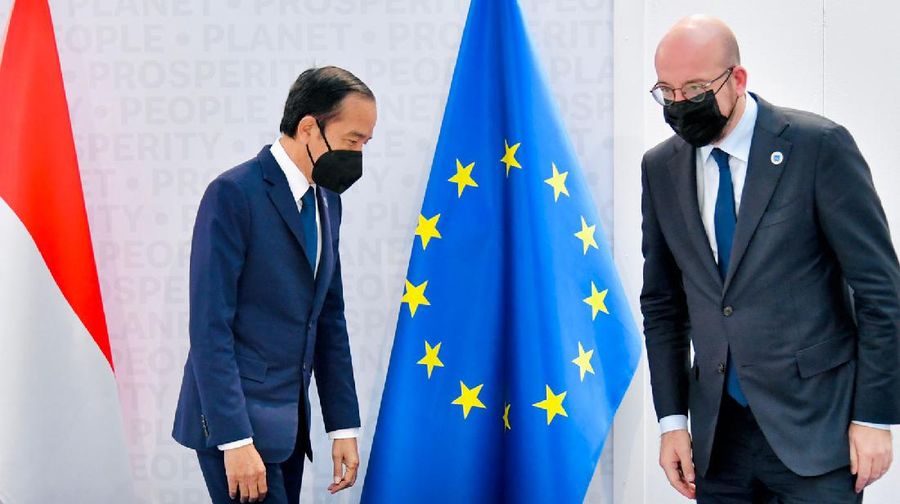 Presiden Joko Widodo mengadakan pertemuan bilateral dengan Presiden Dewan Eropa, Charles Michel, di sela-sela KTT G20 di La Nuvola, Roma, Italia, pada Minggu, 31 Oktober 2021. (Biro Pers Sekretariat Presiden/Laily Rachev)