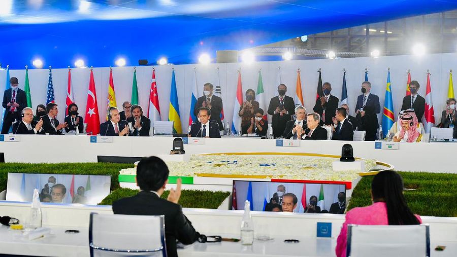 Presiden Joko Widodo mengikuti Pertemuan untuk menerima presidensi G20 pada tahun 2022 pada sesi penutupan KTT G20 Roma yang berlangsung di La Nuvola, Roma, Italia, pada Minggu, 31 Oktober 2021. (Biro Pers Sekretariat Presiden/Laily Rachev)
