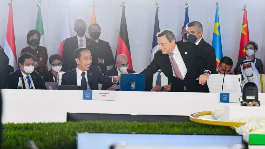 Presiden Joko Widodo mengikuti Pertemuan untuk menerima presidensi G20 pada tahun 2022 pada sesi penutupan KTT G20 Roma yang berlangsung di La Nuvola, Roma, Italia, pada Minggu, 31 Oktober 2021. (Biro Pers Sekretariat Presiden/Laily Rachev)