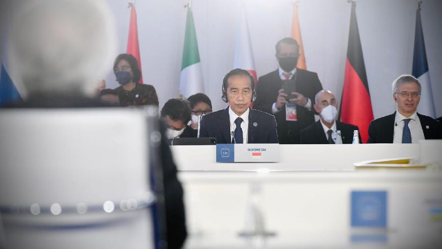 Presiden Joko Widodo mengikuti Pertemuan untuk menerima presidensi G20 pada tahun 2022 pada sesi penutupan KTT G20 Roma yang berlangsung di La Nuvola, Roma, Italia, pada Minggu, 31 Oktober 2021. (Biro Pers Sekretariat Presiden/Laily Rachev)