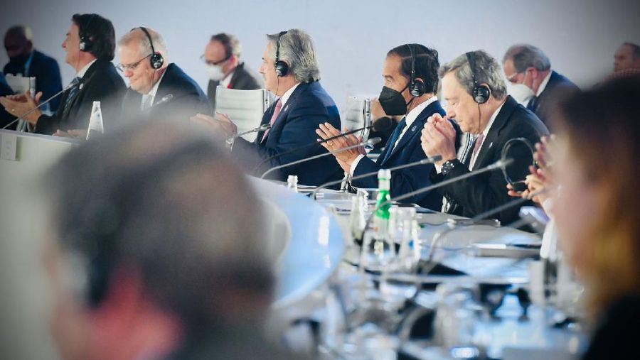 Presiden Joko Widodo mengikuti Pertemuan untuk menerima presidensi G20 pada tahun 2022 pada sesi penutupan KTT G20 Roma yang berlangsung di La Nuvola, Roma, Italia, pada Minggu, 31 Oktober 2021. (Biro Pers Sekretariat Presiden/Laily Rachev)