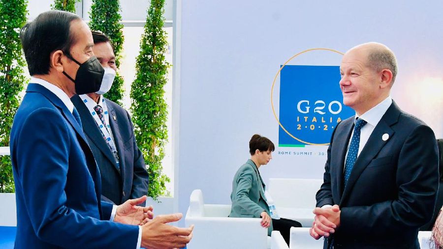 Presiden Jokowi dan rombongan terbatas menunggu dimulainya KTT G20 di hari kedua dengan bertemu beberapa tokoh yang hadir antara lain Menteri Keuangan Belanda, dan Dirjen WHO. (Biro Pers Sekretariat Presiden/Laily Rachev)