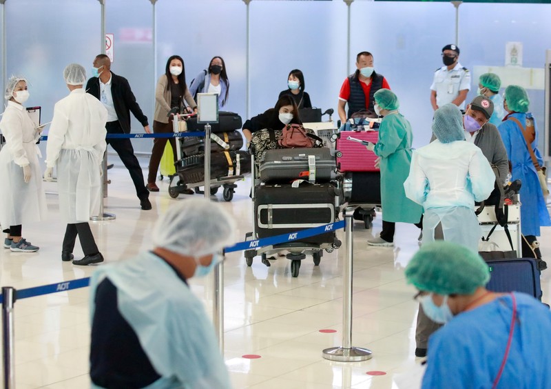 Turis asing tiba di Bandara Suvarnabhumi di hari pertama pembukaan pariwisata Thailand First group of foreign tourists arrive at Suvarnabhumi Airport during the first day of the country's reopening campaign, part of the government's plan to jump start the pandemic-hit tourism sector in Bangkok, Thailand November 1, 2021. REUTERS/Soe Zeya Tun TPX IMAGES OF THE DAY
