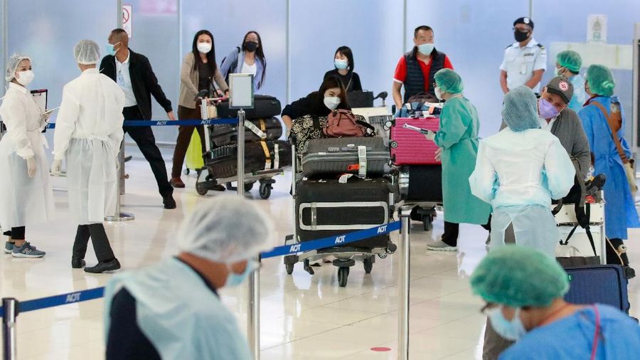 First group of foreign tourists arrive at Suvarnabhumi Airport during the first day of the country's reopening campaign, part of the government's plan to jump start the pandemic-hit tourism sector in Bangkok, Thailand November 1, 2021. REUTERS/Soe Zeya Tun     TPX IMAGES OF THE DAY