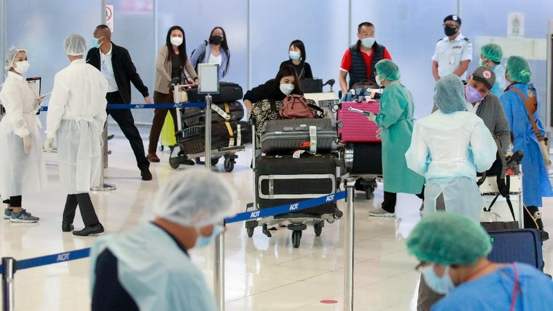 First group of foreign tourists arrive at Suvarnabhumi Airport during the first day of the country's reopening campaign, part of the government's plan to jump start the pandemic-hit tourism sector in Bangkok, Thailand November 1, 2021. REUTERS/Soe Zeya Tun     TPX IMAGES OF THE DAY