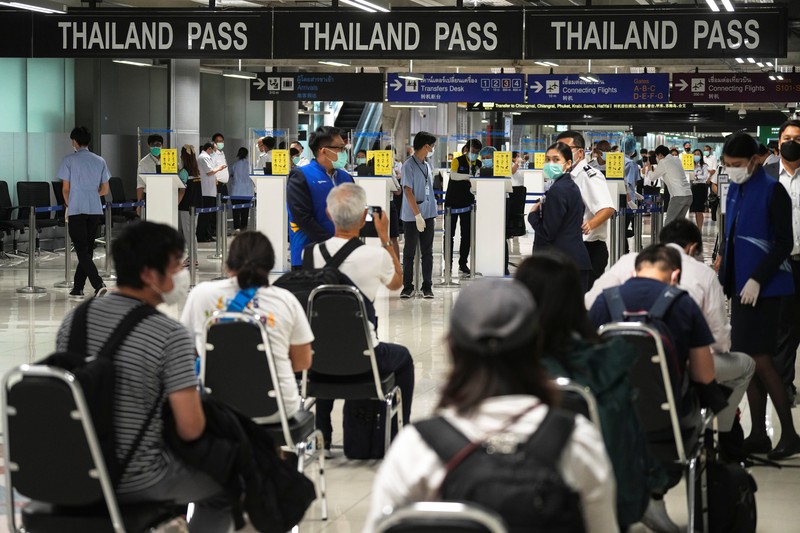 First group of foreign tourists arrive at Suvarnabhumi Airport during the first day of the country's reopening campaign, part of the government's plan to jump start the pandemic-hit tourism sector in Bangkok, Thailand November 1, 2021. REUTERS/Soe Zeya Tun     TPX IMAGES OF THE DAY