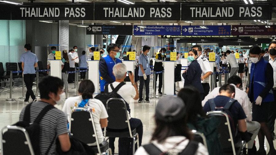 First group of foreign tourists arrive at Suvarnabhumi Airport during the first day of the country's reopening campaign, part of the government's plan to jump start the pandemic-hit tourism sector in Bangkok, Thailand November 1, 2021. REUTERS/Soe Zeya Tun     TPX IMAGES OF THE DAY