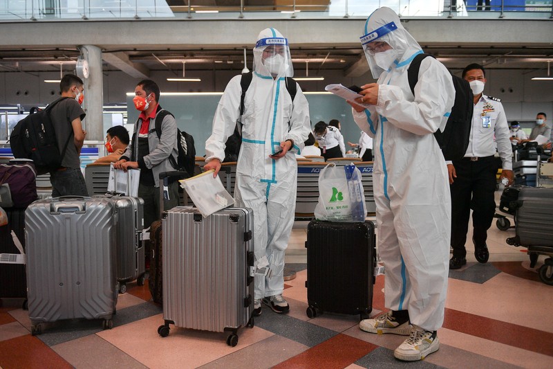 Turis asing tiba di Bandara Suvarnabhumi di hari pertama pembukaan pariwisata Thailand First group of foreign tourists arrive at Suvarnabhumi Airport during the first day of the country's reopening campaign, part of the government's plan to jump start the pandemic-hit tourism sector in Bangkok, Thailand November 1, 2021. REUTERS/Soe Zeya Tun TPX IMAGES OF THE DAY