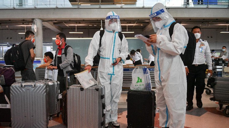 First group of foreign tourists arrive at Suvarnabhumi Airport during the first day of the country's reopening campaign, part of the government's plan to jump start the pandemic-hit tourism sector in Bangkok, Thailand November 1, 2021. REUTERS/Soe Zeya Tun     TPX IMAGES OF THE DAY