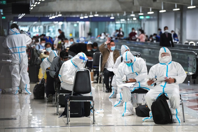 Turis asing tiba di Bandara Suvarnabhumi di hari pertama pembukaan pariwisata Thailand First group of foreign tourists arrive at Suvarnabhumi Airport during the first day of the country's reopening campaign, part of the government's plan to jump start the pandemic-hit tourism sector in Bangkok, Thailand November 1, 2021. REUTERS/Soe Zeya Tun TPX IMAGES OF THE DAY