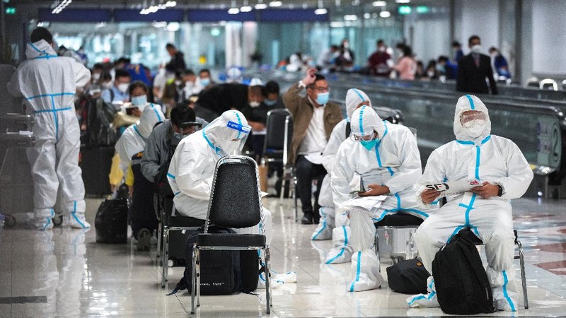 First group of foreign tourists arrive at Suvarnabhumi Airport during the first day of the country's reopening campaign, part of the government's plan to jump start the pandemic-hit tourism sector in Bangkok, Thailand November 1, 2021. REUTERS/Soe Zeya Tun     TPX IMAGES OF THE DAY