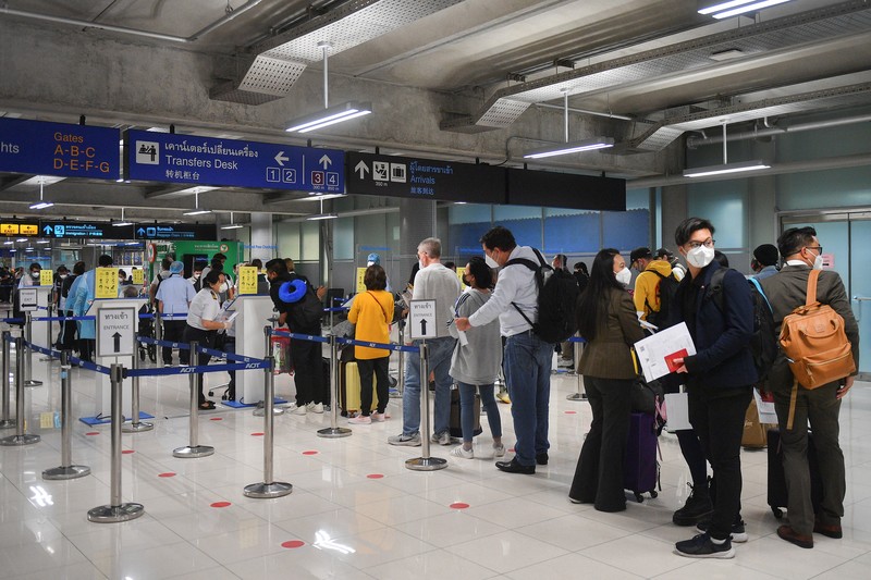 Turis asing tiba di Bandara Suvarnabhumi di hari pertama pembukaan pariwisata Thailand First group of foreign tourists arrive at Suvarnabhumi Airport during the first day of the country's reopening campaign, part of the government's plan to jump start the pandemic-hit tourism sector in Bangkok, Thailand November 1, 2021. REUTERS/Soe Zeya Tun TPX IMAGES OF THE DAY