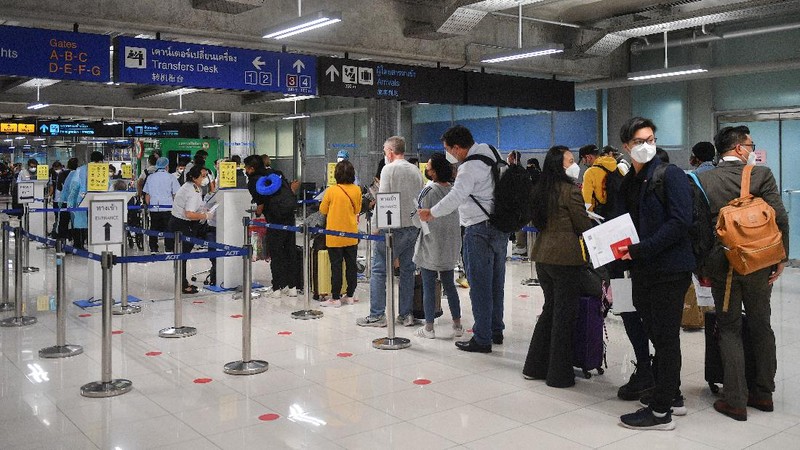 First group of foreign tourists arrive at Suvarnabhumi Airport during the first day of the country's reopening campaign, part of the government's plan to jump start the pandemic-hit tourism sector in Bangkok, Thailand November 1, 2021. REUTERS/Soe Zeya Tun     TPX IMAGES OF THE DAY